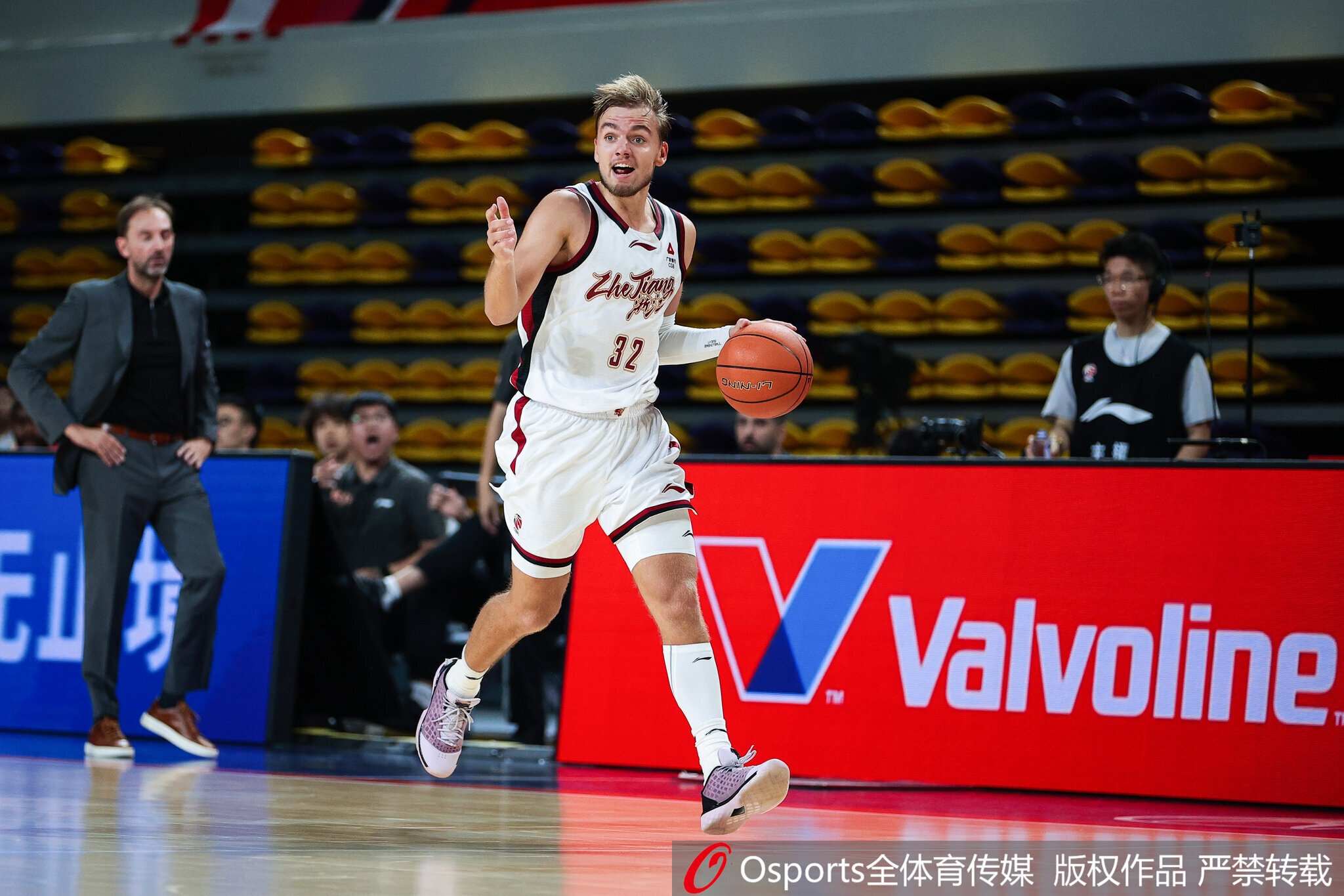 效率很高!扎加尔斯11中7砍下22分4板4助 罚球6中6 效率很高!扎加尔斯11中7砍下22分4板4助 罚球6中6