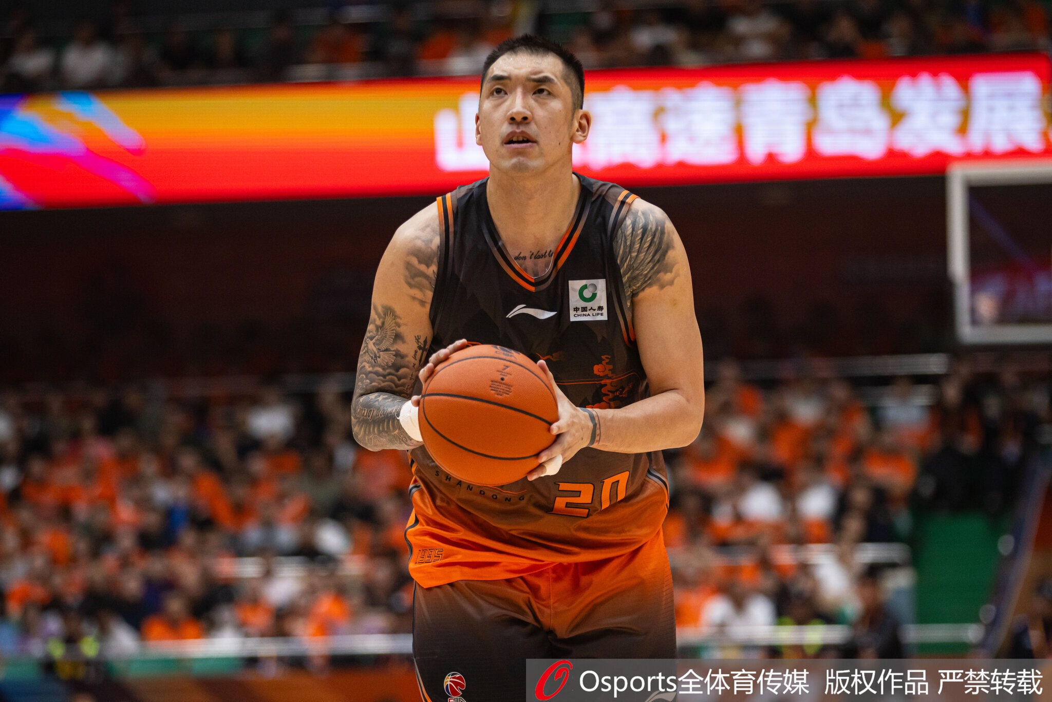 老鲨鱼依然拼!陶汉林出战19分钟5犯离场 8中5砍下14分4板2助 老鲨鱼依然拼!陶汉林出战19分钟5犯离场 8中5砍下14分4板2助