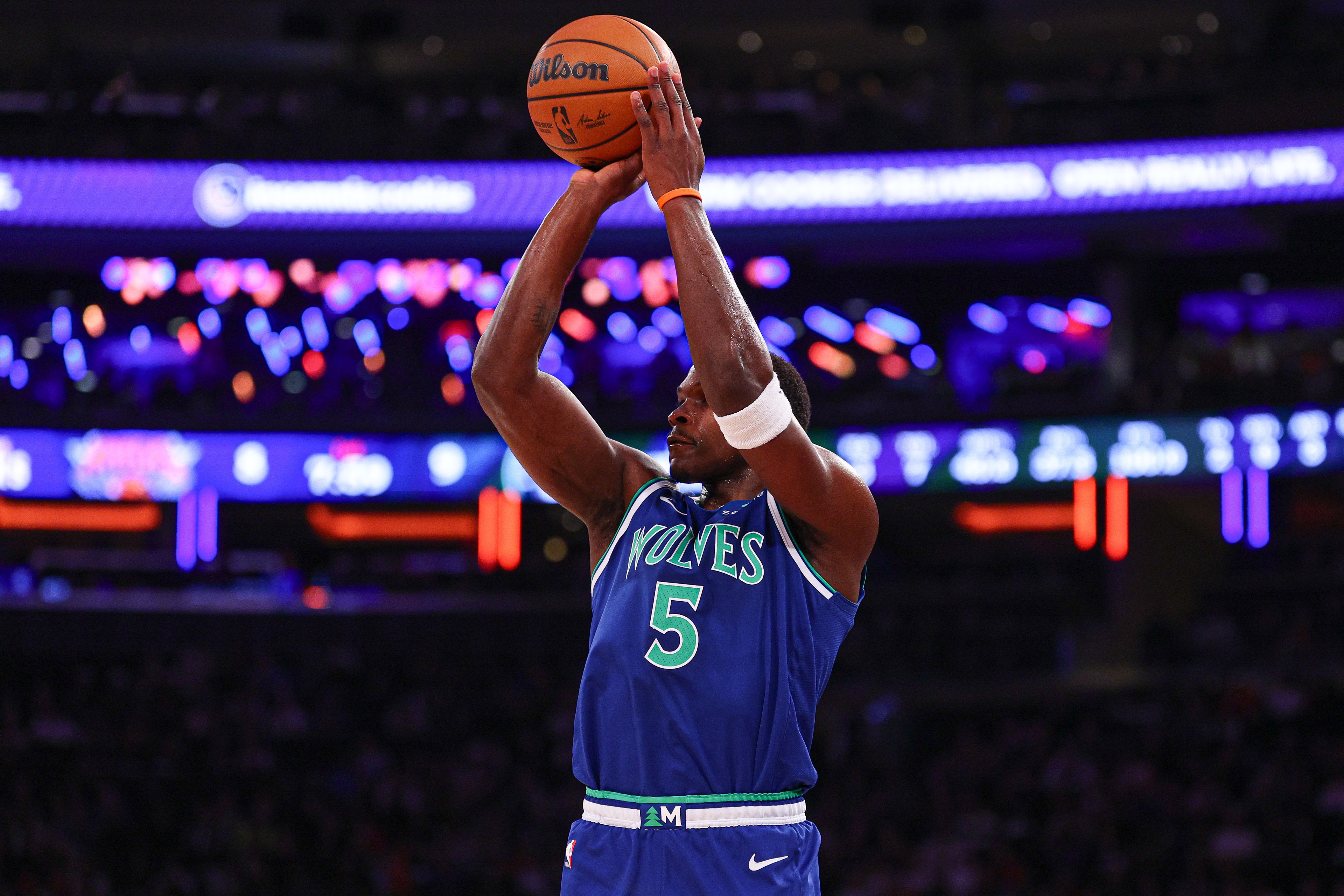 太炸了！爱德华兹三节7记三分球轰36分7板2助1断 第三节15分